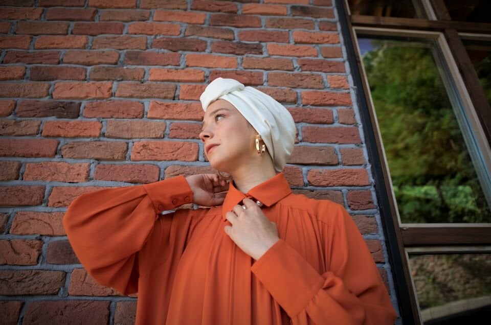 Simya Kırık Beyaz Detaylı Bone