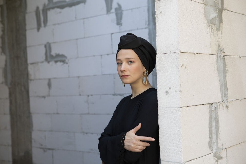 Simya Siyah Detaylı Bone