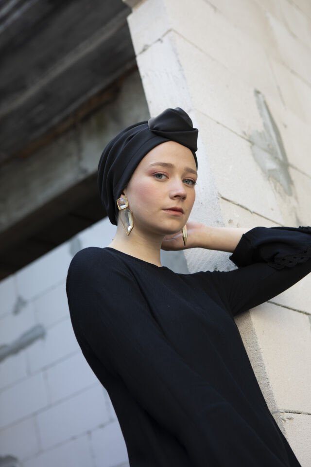 Simya Siyah Detaylı Bone