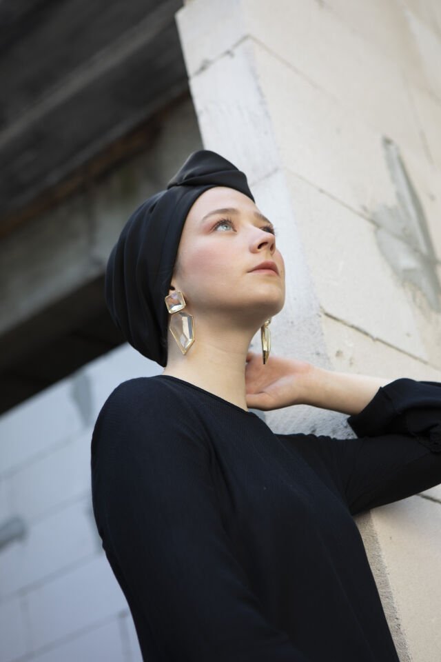 Simya Siyah Detaylı Bone